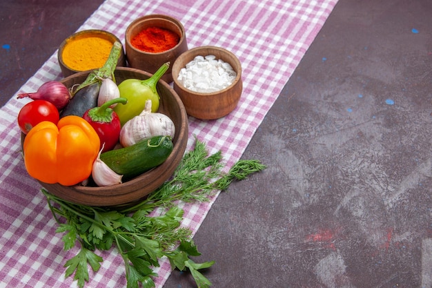 Składniki na kuchennym blacie: warzywa, przyprawy